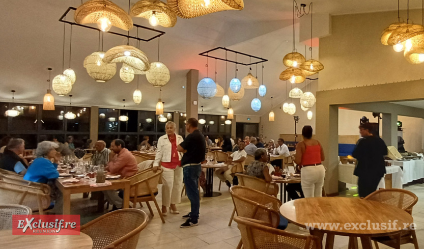 Un restaurant lumineux, avec vue panoramique le jour Un restaurant lumineux, avec vue panoramique le jour