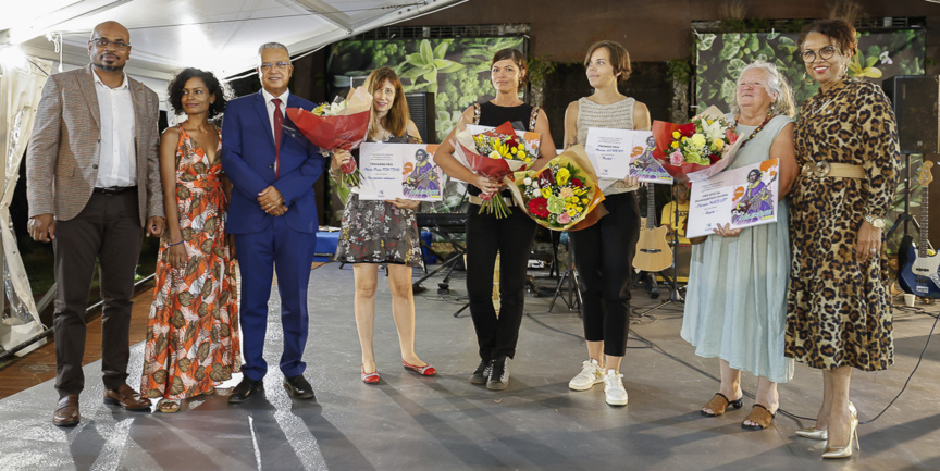 La photo de famille avec les lauréates La photo de famille avec les lauréates