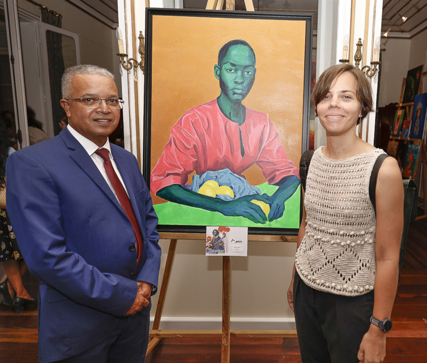 Cyrille Melchior, président du Département, et Marine Hibert, la gagnante 2024, devant son oeuvre "Rachel"