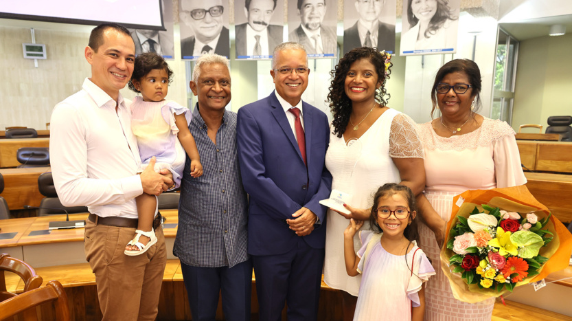 Le président Cyrille Melchior aux côtés du Dr Anne Christelle Richauvet et de sa famille Le président Cyrille Melchior aux côtés du Dr Anne Christelle Richauvet et de sa famille