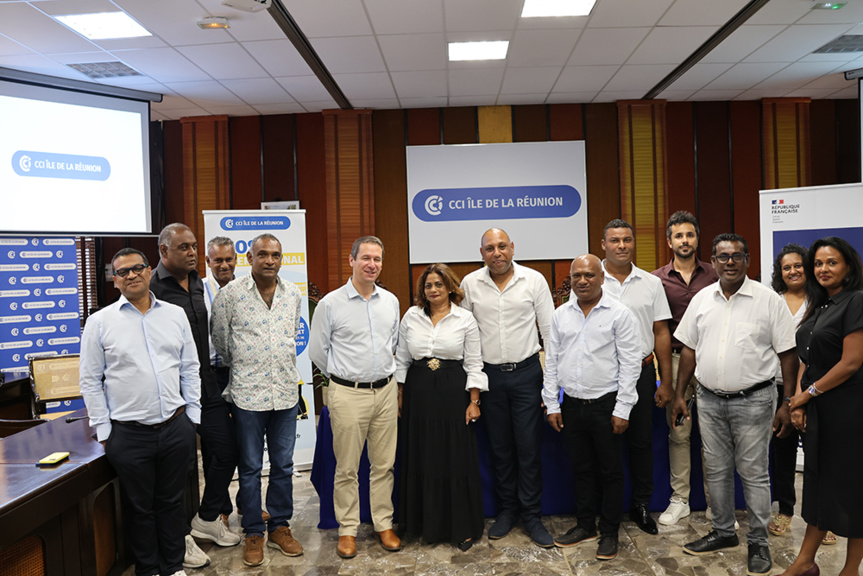 La photo de famille avec les élu.e.s de la CCIR et les Douanes