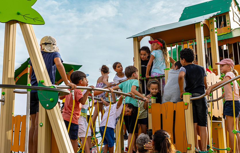 Une grande aire de jeux inaugurée au Tampon près du Parc des Palmiers Une grande aire de jeux inaugurée au Tampon près du Parc des Palmiers