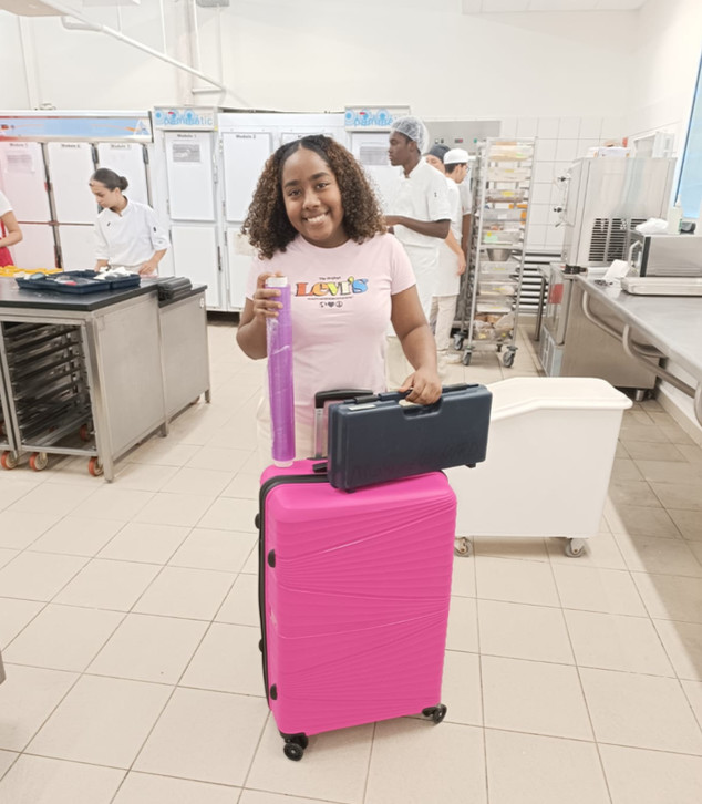 Elle a dit au revoir à l'équipe du lycée hôtelier et elle a pris l'avion ce vendredi soir 5 avril... Elle a dit au revoir à l'équipe du lycée hôtelier et elle a pris l'avion ce vendredi soir 5 avril...