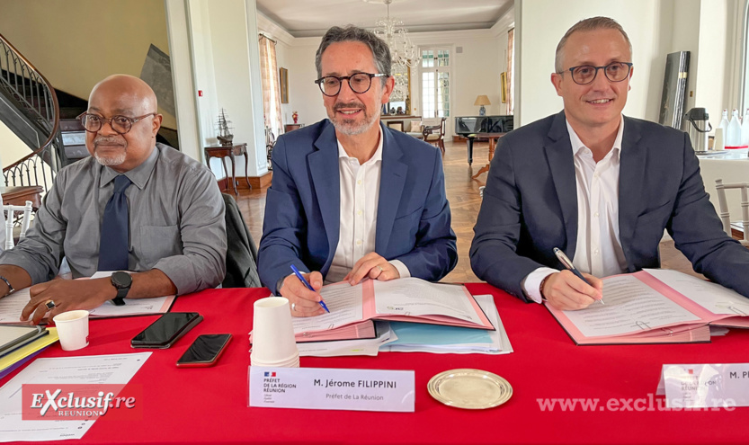 Gérard Cotellon, directeur de l'ARS, Jérôme Filippini, Préfet de La Réunion, et Philippe-Alexandre Rebboah, représentant la délégation des professionnels, ont signé la charte