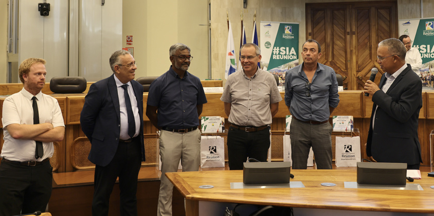 Les officiels présents Les officiels présents