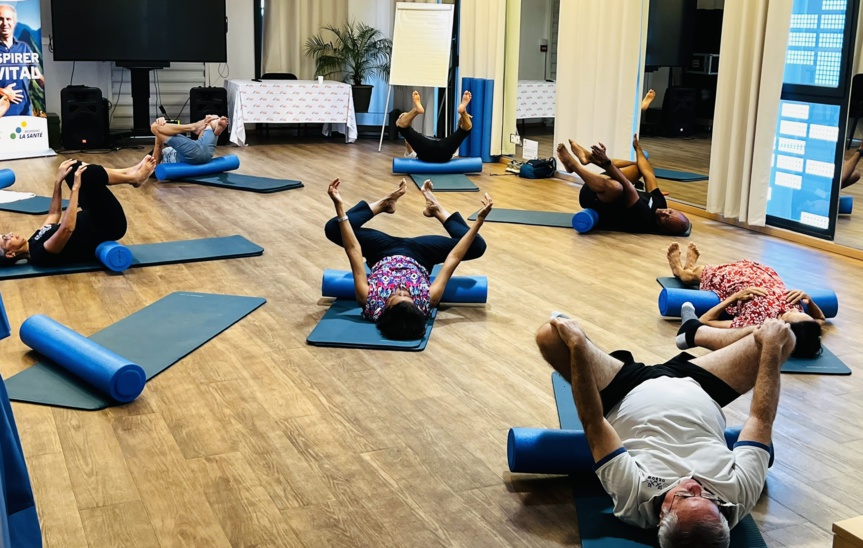 Bien respirer passe par une bonne posture les participants ont pu pratiquer quelques mouvements de pilates avant de pratiquer des exercices de respiration Bien respirer passe par une bonne posture les participants ont pu pratiquer quelques mouvements de pilates avant de pratiquer des exercices de respiration