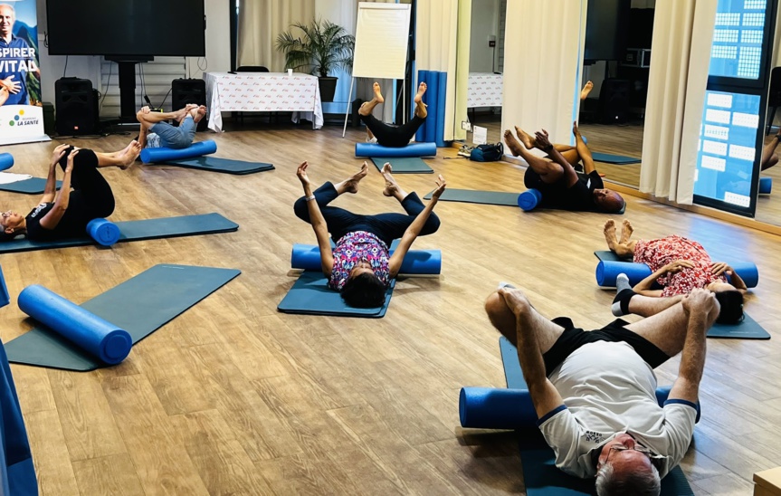 Bien respirer passe par une bonne posture  les participants ont pu pratiquer quelques mouvements de pilates avant de pratiquer des exercices de respiration