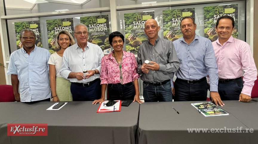 Georges-Marie Nacoulivala, président de l'association CSHN, Maroussia Chartan, chargée de projet Maison de l'Architecture, Maurice Gironcel, président de la Cinor, Ericka Bareigts, maire de Saint-Denis, Jacques Lowinsky, président de la Nordev, Mickael Martin, directeur général de la Nordev, et Dominique Noël, directeur des ventes Air France Réunion