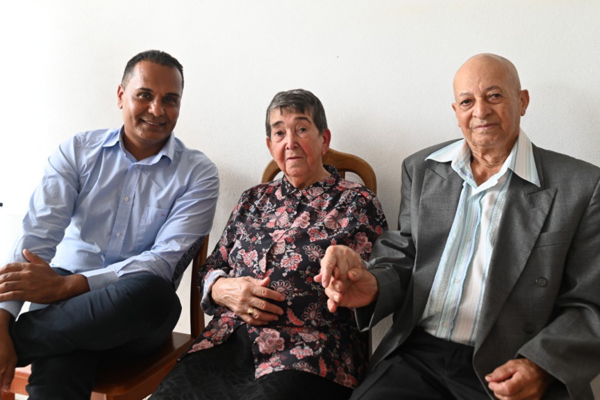 Bruno Domen, maire de Saint-Leu, avec Marie-Suzelle et Joseph Noë Félicité