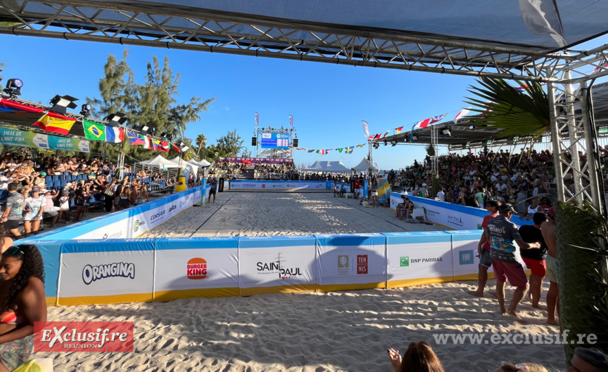 Un court central toujours plein, pouvant accueillir 1 200 personnes assises Un court central toujours plein, pouvant accueillir 1 200 personnes assises
