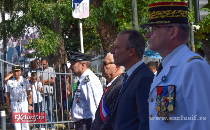 Monument aux Morts de Saint-Denis: commémoration de la victoire de 1945 Monument aux Morts de Saint-Denis: commémoration de la victoire de 1945