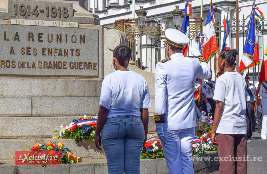 Monument aux Morts de Saint-Denis: commémoration de la victoire de 1945 Monument aux Morts de Saint-Denis: commémoration de la victoire de 1945