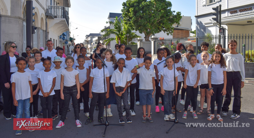 Monument aux Morts de Saint-Denis: commémoration de la victoire de 1945 Monument aux Morts de Saint-Denis: commémoration de la victoire de 1945