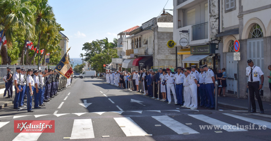 Monument aux Morts de Saint-Denis: commémoration de la victoire de 1945 Monument aux Morts de Saint-Denis: commémoration de la victoire de 1945