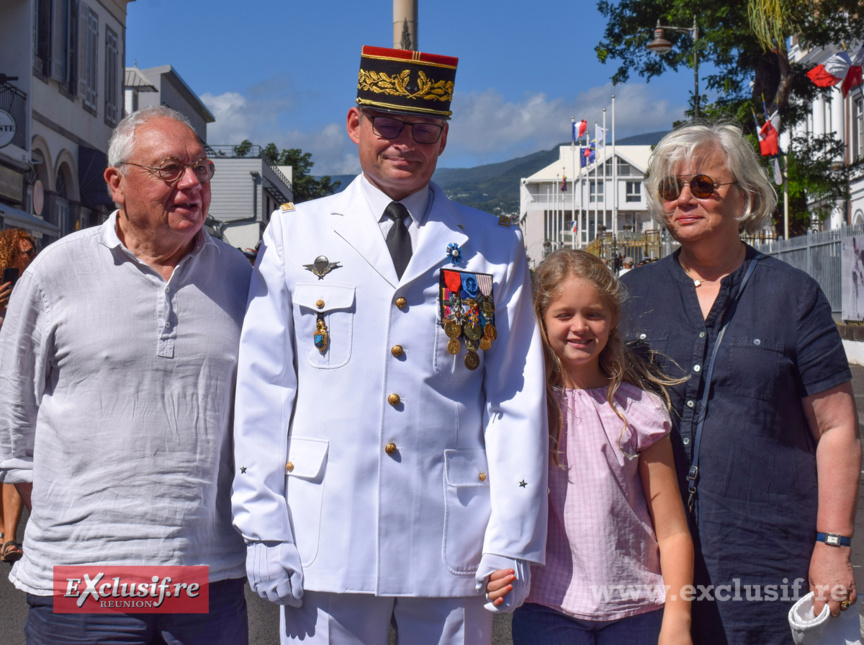 Monument aux Morts de Saint-Denis: commémoration de la victoire de 1945 Monument aux Morts de Saint-Denis: commémoration de la victoire de 1945
