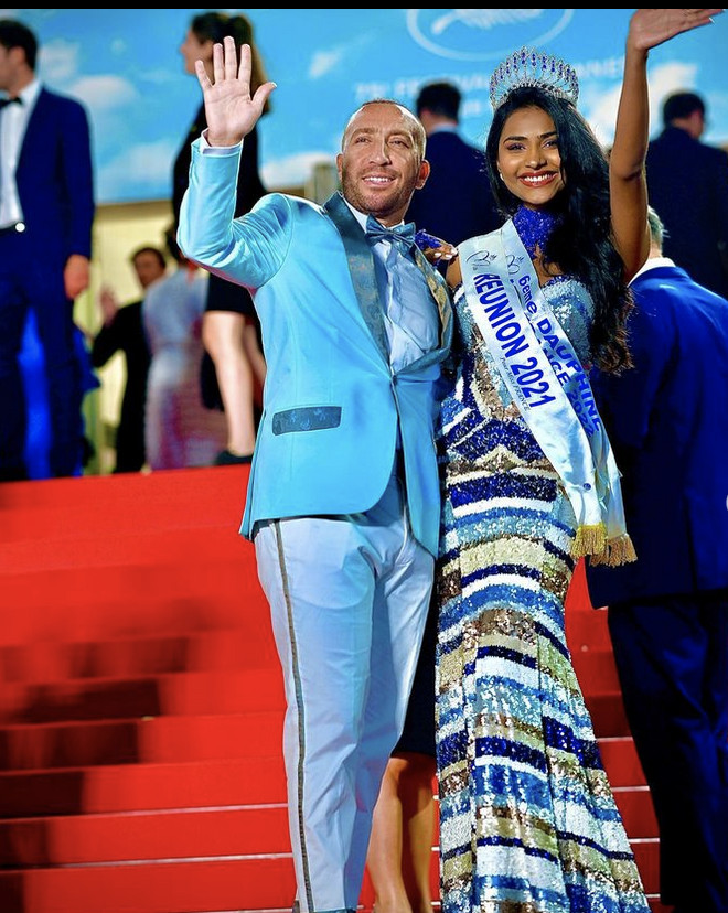 Il y a deux ans, Dana Virin avait déjà monté les Marches du Festival de Cannes... Rebelote cette année Il y a deux ans, Dana Virin avait déjà monté les Marches du Festival de Cannes... Rebelote cette année