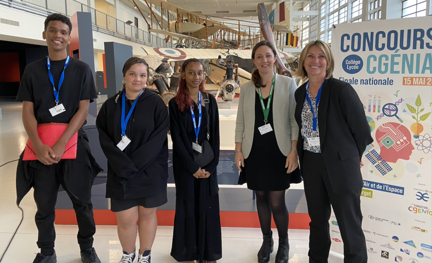 Les élèves et leurs encadrantes Les élèves et leurs encadrantes