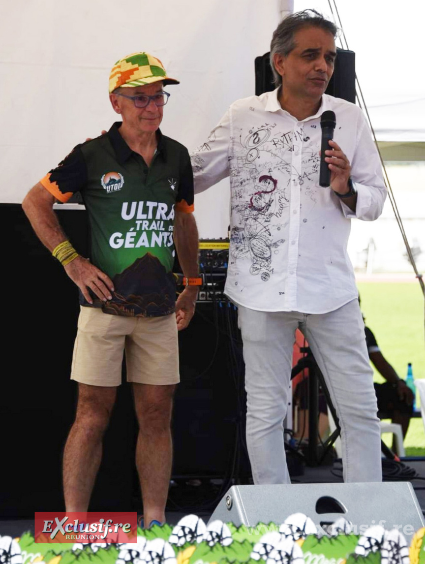 Hassen Patel félicite Daniel Guyot qui a apporté son éclairage aux organisateurs Hassen Patel félicite Daniel Guyot qui a apporté son éclairage aux organisateurs