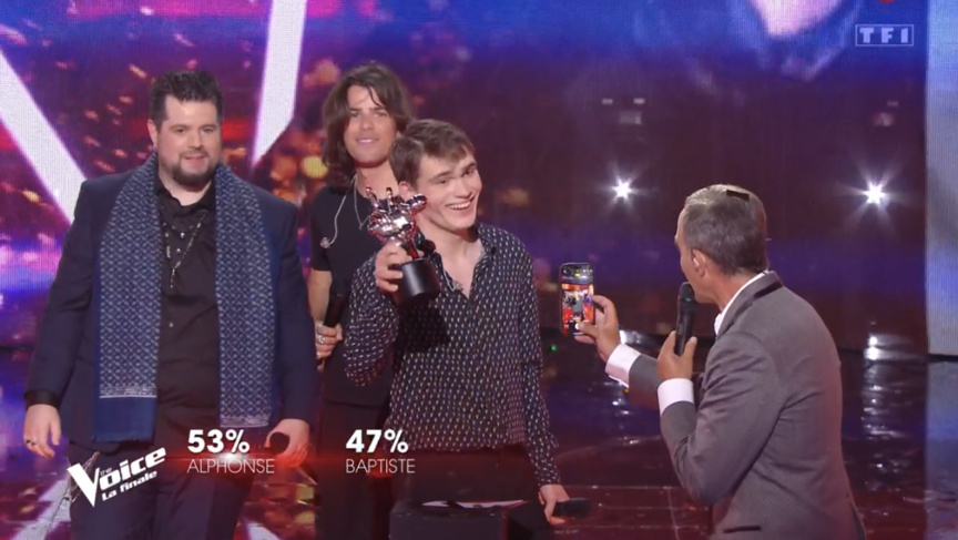 Alphonse recevant le trophée