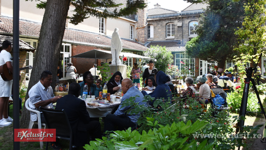 Repas-partage Fêtes des Mères et des Pères au Rosier Rouge à Paris