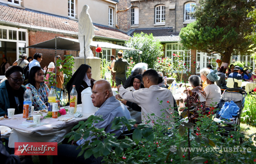 Déjeuner champêtre dans les jardins du centre d'hébergement
