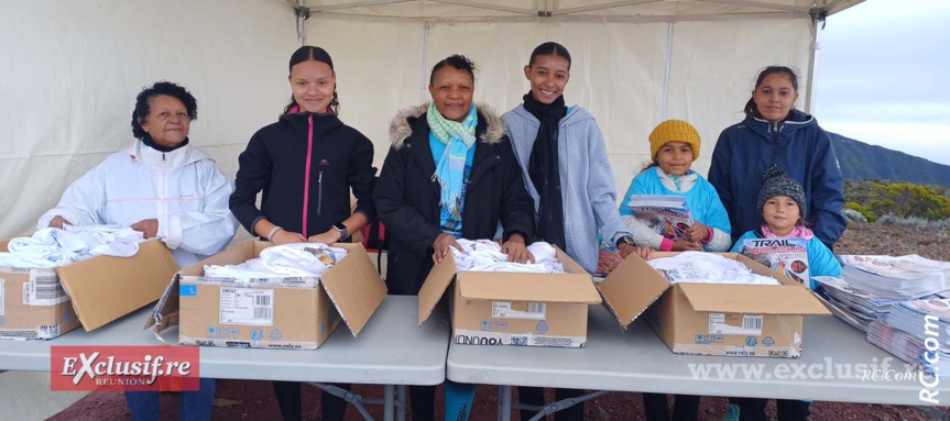 Les bénévoles affectés à la remise des tee-shirts Les bénévoles affectés à la remise des tee-shirts