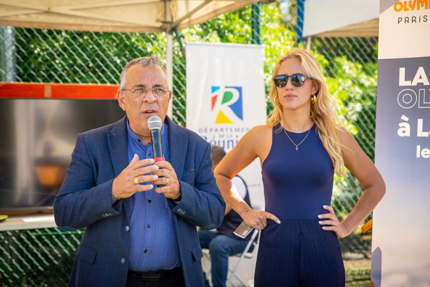 Gilles Hubert, vice-président du Département, et Alizée Morel, championne de natation