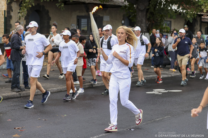 Alizée Morel, championne de natation, a porté la flamme Alizée Morel, championne de natation, a porté la flamme