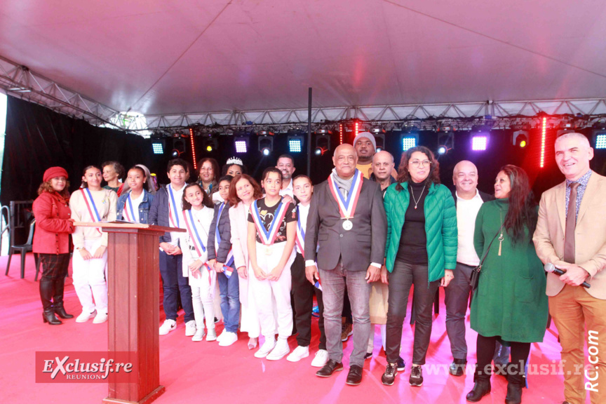 Les officiels et les enfants des écoles, initiés aux valeurs de porter l'écharpe tricolore Les officiels et les enfants des écoles, initiés aux valeurs de porter l'écharpe tricolore