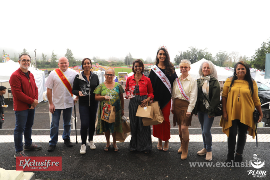 Les lauréates du concours de dessert et plusieurs membres de l'organisation du concours Les lauréates du concours de dessert et plusieurs membres de l'organisation du concours