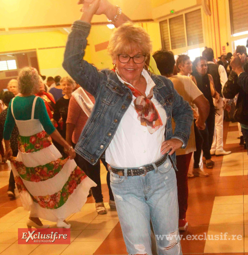 Même les mamies ont adopté le style «jeans déchiré»! Même les mamies ont adopté le style «jeans déchiré»!