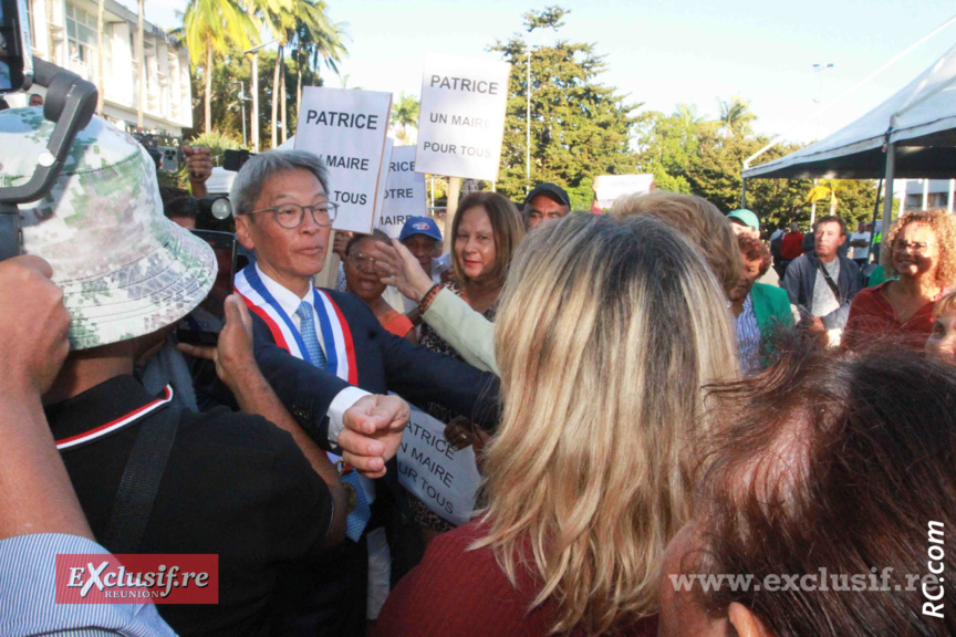 Premier bain de foule pour le nouveau premier magistrat du Tampon Premier bain de foule pour le nouveau premier magistrat du Tampon