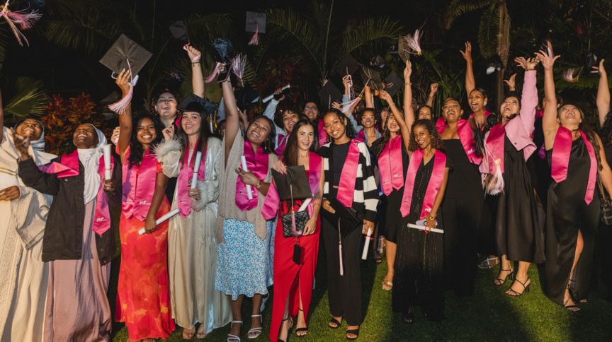 Le traditionnel lancer de chapeaux, symbole d’exultation et de passage à une nouvelle vie Le traditionnel lancer de chapeaux, symbole d’exultation et de passage à une nouvelle vie