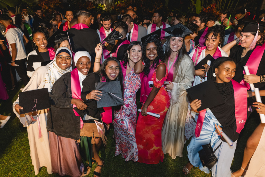 Des étudiant.e.s particulièrement heureux.ses de leur réussite... Des étudiant.e.s particulièrement heureux.ses de leur réussite...