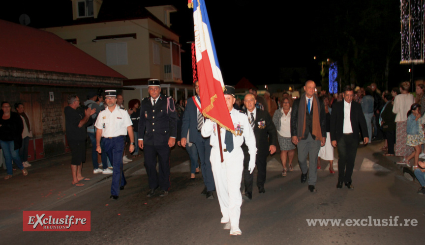 Après le défilé, direction le Monument aux morts pour les officiels Après le défilé, direction le Monument aux morts pour les officiels