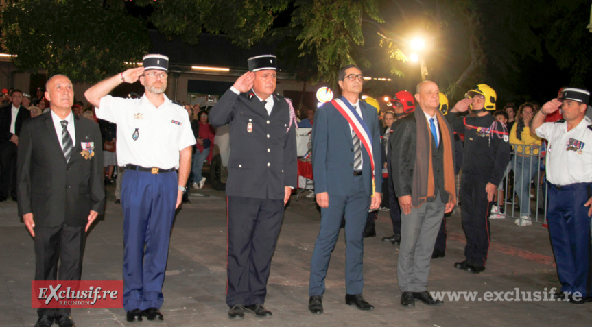 Les officiels devant le Monument aux morts pour la cérémonie officielle Les officiels devant le Monument aux morts pour la cérémonie officielle