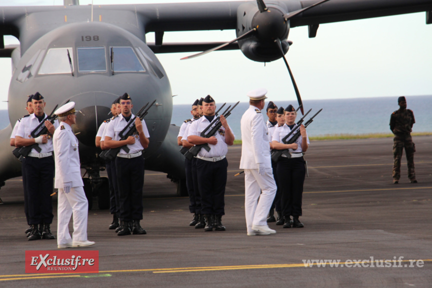 Base Aérienne 181: la lieutenant-colonel Karine Gauthier prend le commandement Base Aérienne 181: la lieutenant-colonel Karine Gauthier prend le commandement
