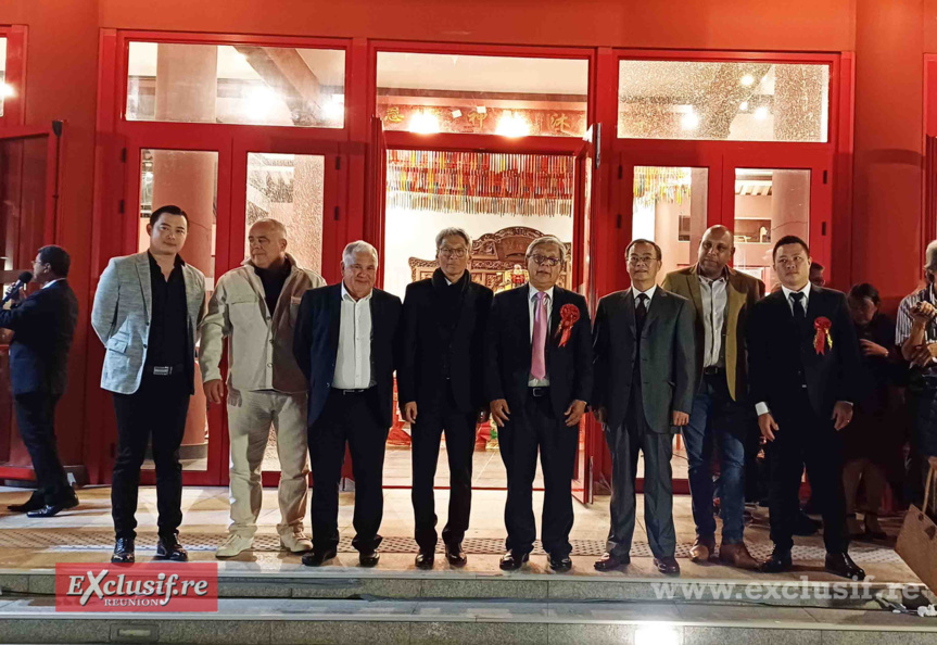 Autour du président Alex How-Choong, les différentes personnalités qui ont assisté cet anniversaire Autour du président Alex How-Choong, les différentes personnalités qui ont assisté cet anniversaire