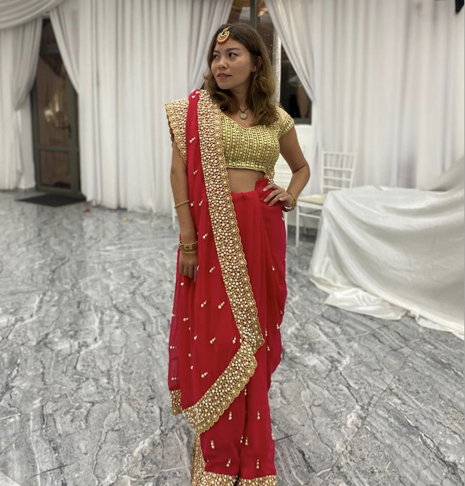 Zaliia a publié cette photo le 12 août sur son Facebook avec ce commentaire: "Je suis devenu invité à un mariage indien à Maurice! S'est transformée en fille indienne" Zaliia a publié cette photo le 12 août sur son Facebook avec ce commentaire: "Je suis devenu invité à un mariage indien à Maurice! S'est transformée en fille indienne"