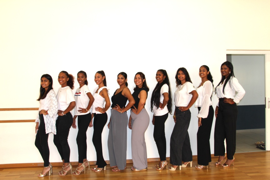 Les candidates en répétition avec Miss India Réunion 2023 et sa dauphine Les candidates en répétition avec Miss India Réunion 2023 et sa dauphine