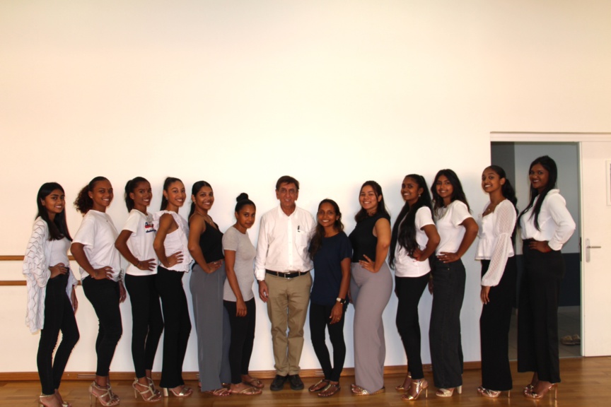 Les candidates en répétition avec Wendy Peters, Kelly et Aziz Patel Les candidates en répétition avec Wendy Peters, Kelly et Aziz Patel