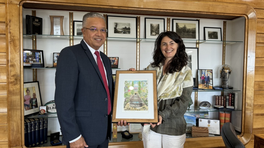 Le président Cyrille Melchior a reçu Christine Torres pour la féliciter pour son travail et lui a remis un présent avant son départ Le président Cyrille Melchior a reçu Christine Torres pour la féliciter pour son travail et lui a remis un présent avant son départ