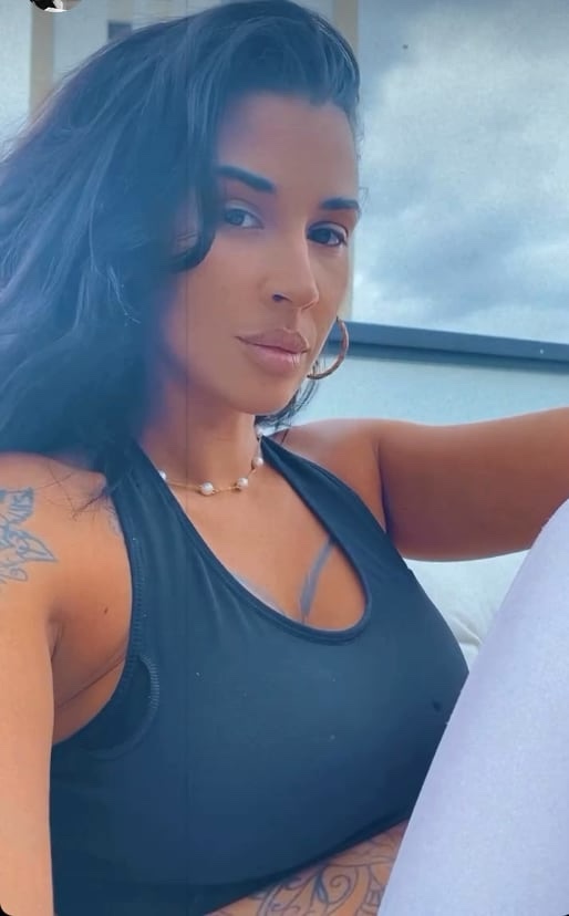 Aphrodite a 31 ans et elle profite de la vie... Aphrodite a 31 ans et elle profite de la vie...