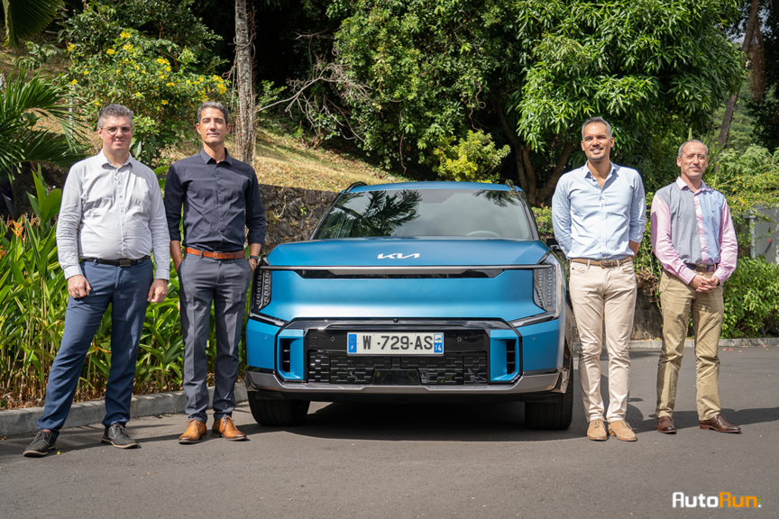 Lors de la présentation de l'EV9 à la presse, de gauche à droite Vincent Hoarau, Monsieur Electrique du Groupe Caillé, Christophe Caillé, directeur de marque, et Alan Pinson, directeur Kolors Automobiles Sainte-Clotilde Lors de la présentation de l'EV9 à la presse, de gauche à droite Vincent Hoarau, Monsieur Electrique du Groupe Caillé, Christophe Caillé, directeur de marque, et Alan Pinson, directeur Kolors Automobiles Sainte-Clotilde
