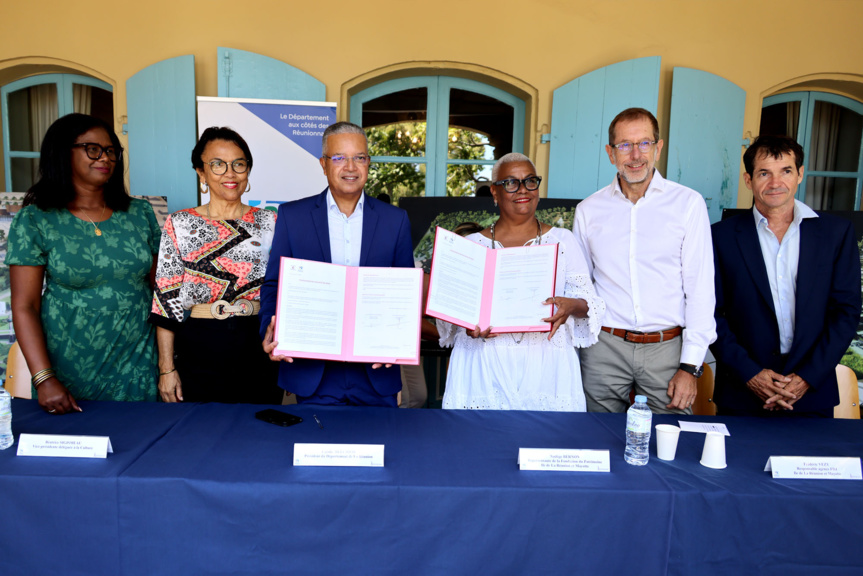 La remise officielle du don La remise officielle du don