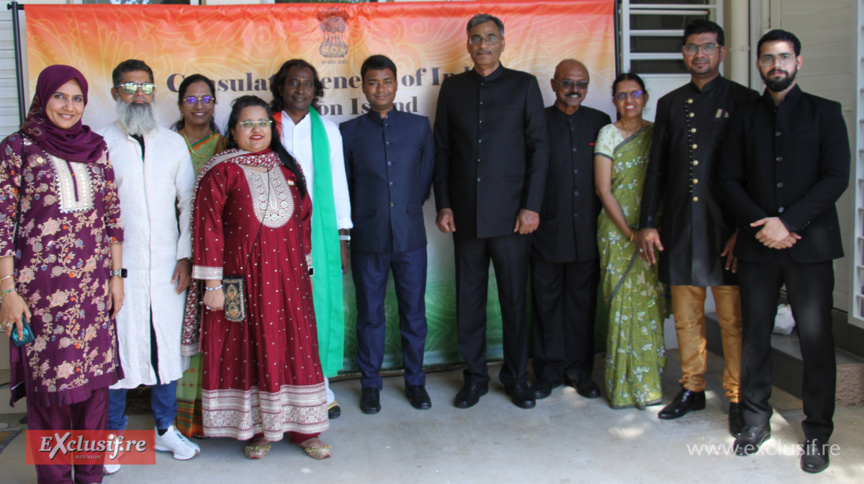 Le Consul général avec l'équipe du consulat et quelques invité.e.s Le Consul général avec l'équipe du consulat et quelques invité.e.s