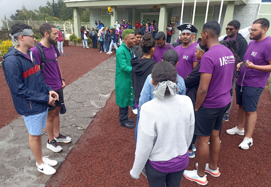 Les étudiants de l'IAE à Hell-Bourg pour une journée d'intégration Les étudiants de l'IAE à Hell-Bourg pour une journée d'intégration