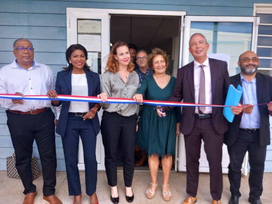 La traditionnelle coupure de ruban La traditionnelle coupure de ruban