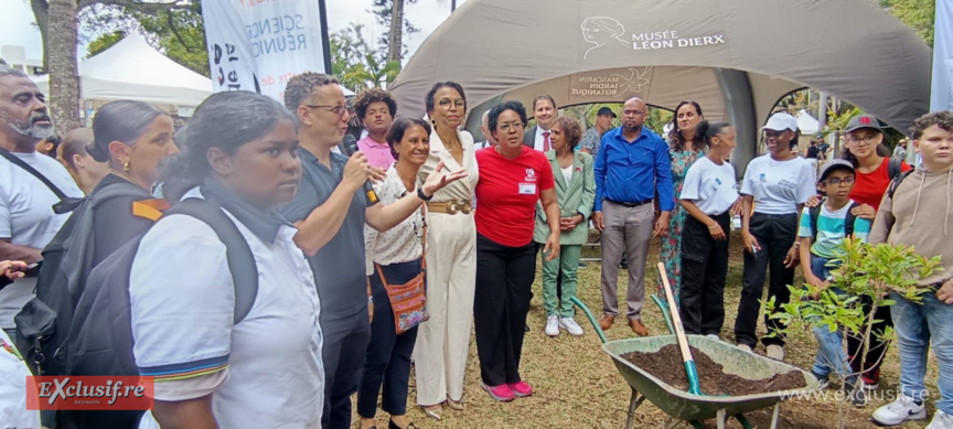 Le Département inaugure 3 bustes de botanistes au Jardin de l’Etat