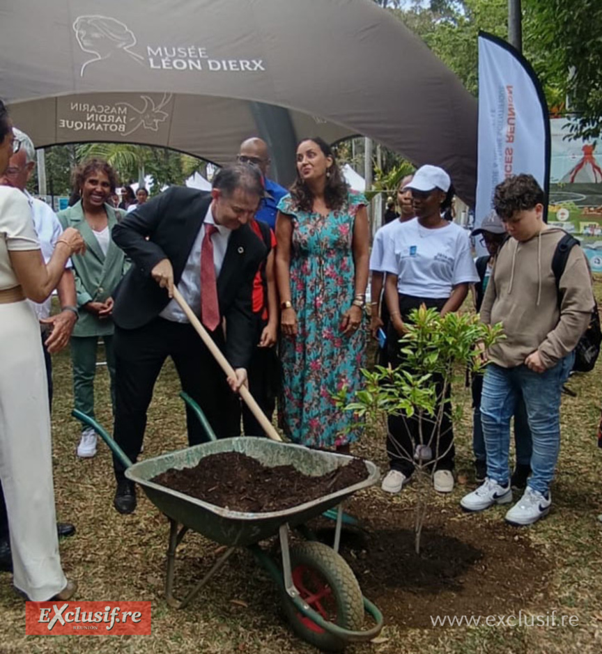Le Département inaugure 3 bustes de botanistes au Jardin de l’Etat